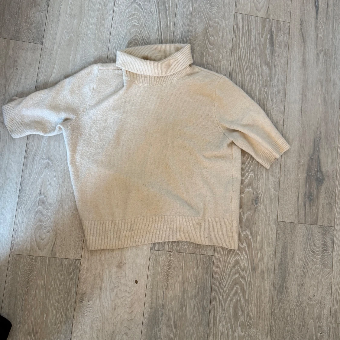 Beige polotröja med kort ärm - 2