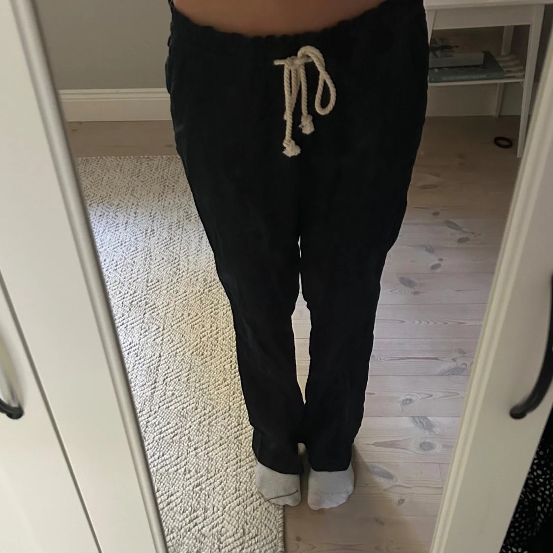 Svarta linnebyxor med snörning från Roxy