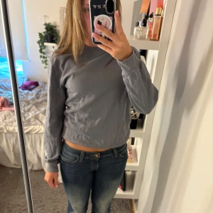 Grå sweatshirt från H&M  - Enkel och stilren grå sweatshirt från H&M i relaxed fit. Tröjan har rund halsringning, långa ärmar och ribbade muddar vid ärmslut och nederkant. Perfekt för en chill och avslappnad look.