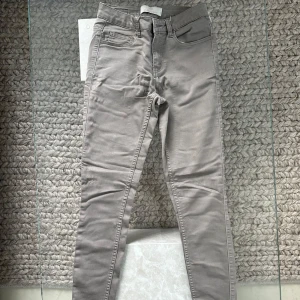 Grå skinny jeans från Pieces - Snygga grå skinny jeans från Pieces med klassisk femficksdesign och smal passform. Byxorna har normal midja och är tillverkade i mjuk bomullsblandning med stretch för extra komfort. 