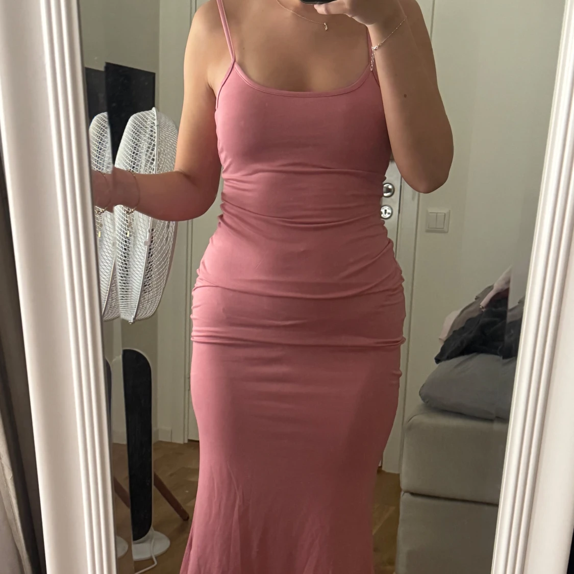 Rosa långklänning med smala axelband