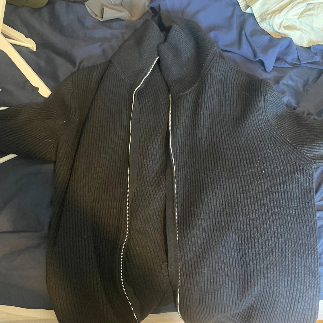 Svart ribbad kofta med dragkedja - 1