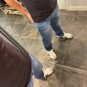 Vintage jeans - Vintage liknande washed straight jeans från Dressmann storlek 31/32, hör av er vid mer bilder eller frågor pris kan diskuteras.