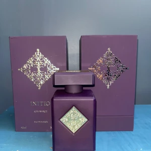 Initio Side Effect Eau de Parfum 90ml - Initio  – Side Effect (90 ml) Sparsamt använd, uppskattar att det är minst 80 ml kvar. Köpt ny för ca 1 år sedan (13 juli 2024) och alltid förvarad mörkt och svalt. Doften är en exklusiv och förförisk blandning av rom, kanel, tobak och vanilj – perfekt för kvällar och speciella tillfällen. Säljer pga av brist på användning 