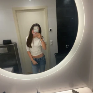 Blå bootcut jeans från Gina Tricot - Säljer ett par blå bootcut jeans från Gina Tricot i storlek 164. Jeansen har klassisk femficksdesign, låg midja och snygga detaljer. De är endast använda ca 5-6 gånger. Nypris: 359kr