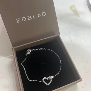 Edblad hjärt armband - Edblad armband silver, säljer då det inte kommer till användning och jag är guldtjej!🥰 skicket är som nytt och inget rost, sönder, knutar, osv. pris kan diskuteras💘 (asken ingår inte!!)