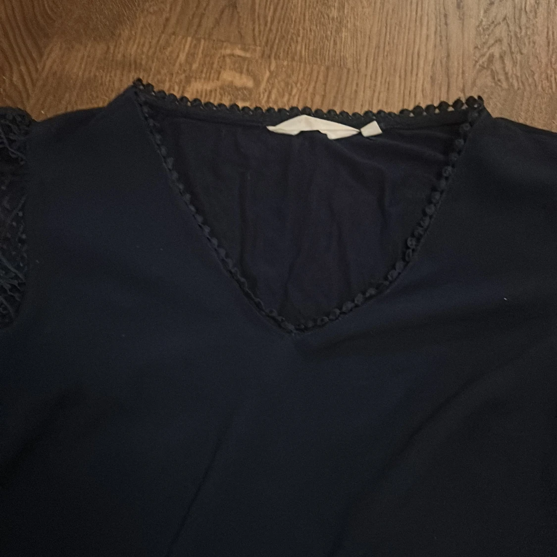 Svart blus med spetsärmar och v-ringning - 2