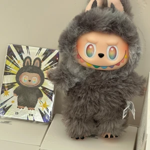 Secret Labubu - Secret labubu big into energy – en unik och färgglad samlarfigur från Pop Mart! Med sitt fluffiga djurdräkt och regnbågsfärgade leende är den perfekt för dig som älskar cool design och söta figurer. Passar som dekoration eller present till dig som vill sticka ut!