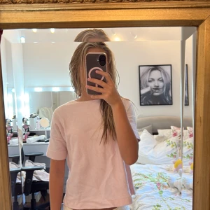 Ljusrosa kortärmad stickad tröja - Supersöt ljusrosa stickad tröja med korta ärmar och rund hals. Har knappt använt ❤️