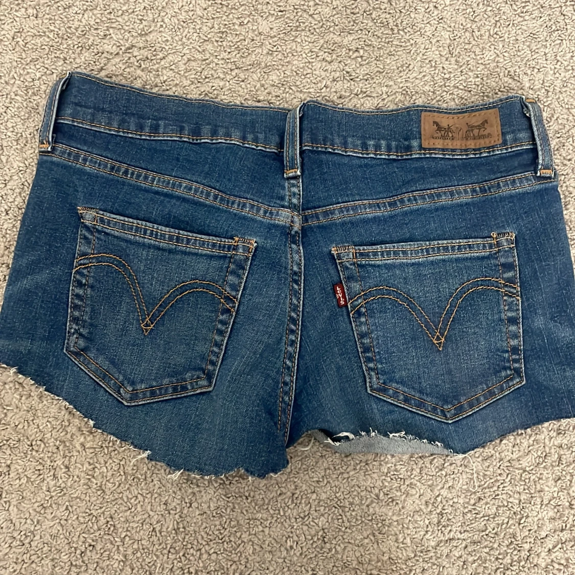 Levi's jeansshorts med rå kant - 1