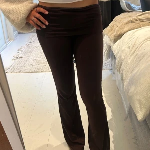 Yoga pants - Använda några gånger, men precis lika fina som oanvända. Inga hål och inget sönder. Storlek S kan också passa M eftersom att dom är stretchiga. Jätte bekväma. Och väldigt brun färg. Från Gina tricot, original pris 359 kronor🥰🥰