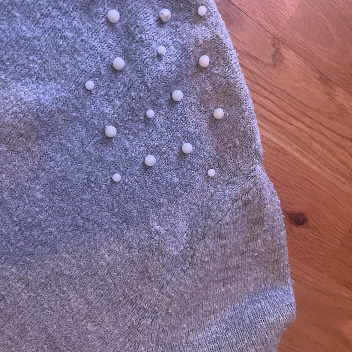 Grå stickad tröja med pärlor från H&M - 4