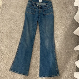 Blå bootcut jeans från lagar 157 - Snygga blå jeans med bootcut passform från lager 157. Klassisk femficksmodell med låg midja och bot cut som släpper ut nertill. Jeansen är tillverkade i denim och har en cool vintage vibe, perfekta till sneakers eller boots.