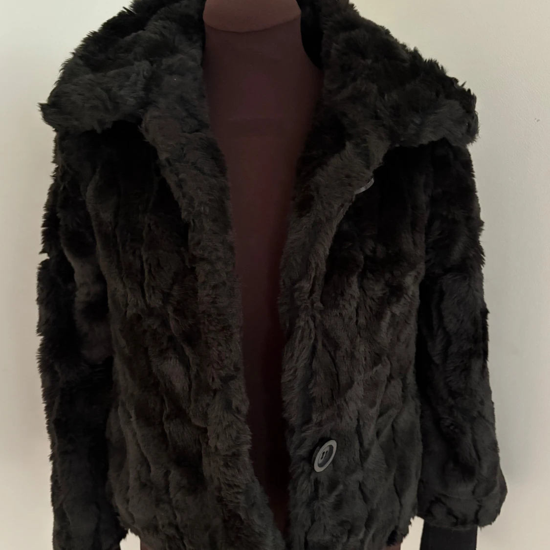 Svart pälsjacka med krage