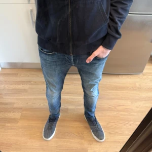 Jack & Jones Jeans - Sjukt snygga ljusblåa Jack & Jones Slim Glenn jeans i fint skick. Storlek: W30/L30. Mått - Midja: 38cm Benlängd: 101cm. Modellen är 184cm och 63kg. Hör av dig vid funderingar!🤩