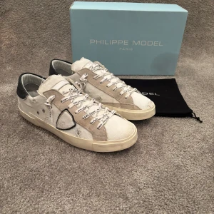 Philippe model skor  - Hej! Säljer nu dessa sjukt snygga och sällsynta Philippe model skorna! Storlek 42 Skick 10/10 (helt nya) Ny pris= 5000 kr Säljs för= 2299 kr Box, dustbag och äkthetsbevis tillkommer vid köp