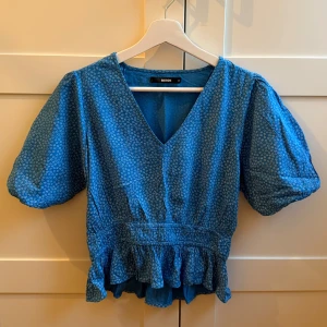Blommig blå blus BikBok XS - Säljer min söta blå blus från BikBok i storlek XS💙 säljer pga den blev för liten, mycket bra skick!!💞