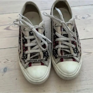 Dior sneakers  - Snygga sneakers från Christian Dior super coola och unik design! 