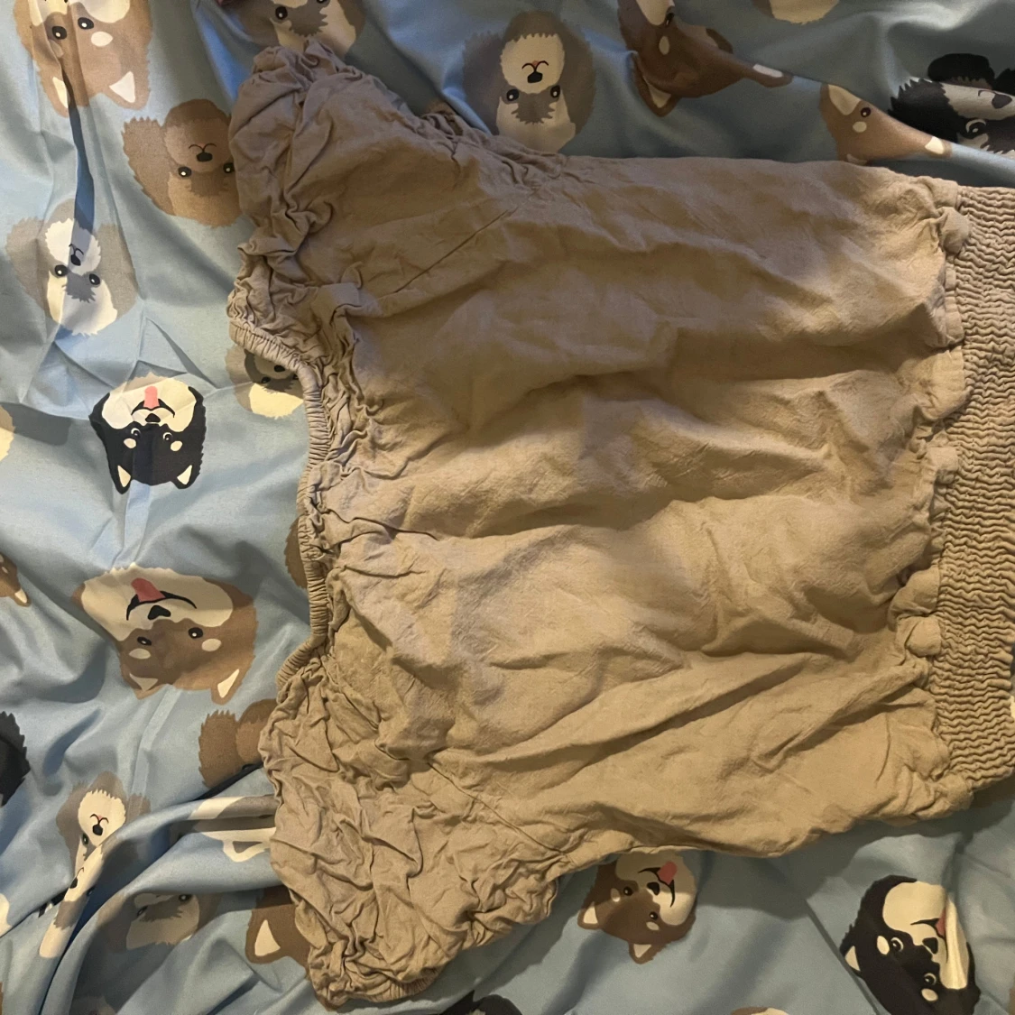 Beige blus med volang (barnkläder) - 1