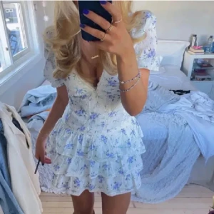 Virala klänningen - Skit snygg klänning, perfekt som midsommar klänning!! Säljer den då den inte passar mig 💕