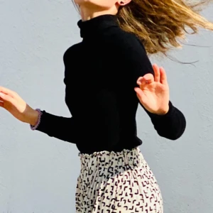 Svart tröja  - Svart tröja från Gina!! Använd men har inga hål eller liknande ⭐️