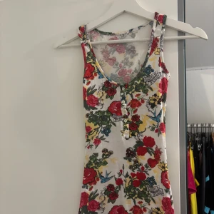 Linne  - Jätte fint linne med blommor å sånt på🌹Storleken är lite oklar, men passar mig som när ca 167! Kanske lite y2k stil???