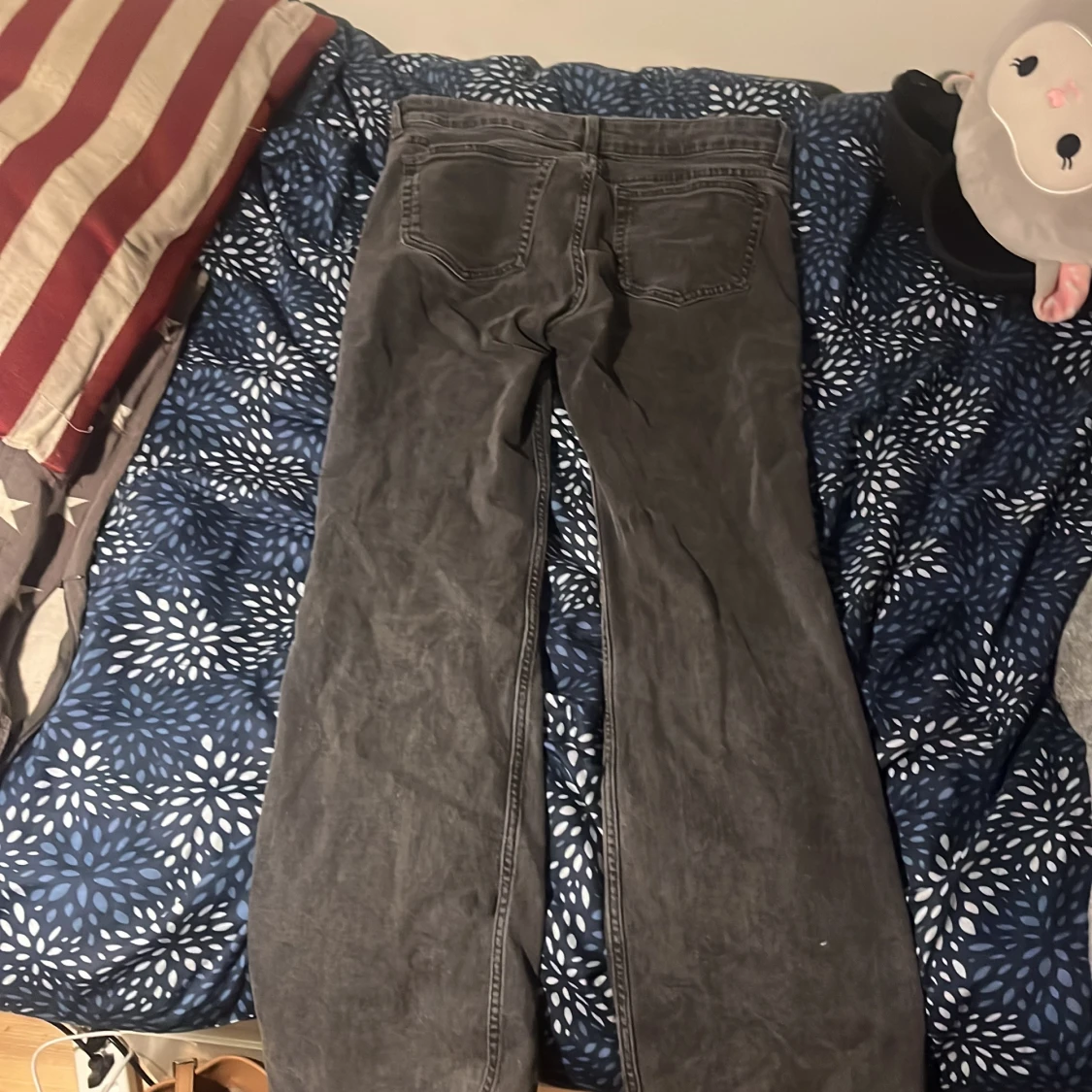 Svarta lowaist bootcut jeans med slitning - 1