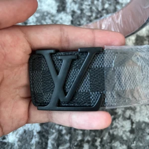 Svart bälte - Helt nytt svart bälte med svarta mönster o en svart buckla. 105cm i storlek, Kom dm för frågor👍🏼