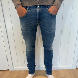 Replay Anbass hyperflex  - Säljer dessa riktigt snygga jeans ifrån replay i modellen Anbass storlek 32/32. Modellen är 184. 