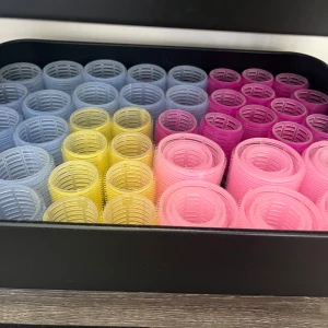 Färgglada papiljotter - Säljer ett set med hårspolar i olika storlekar och färger: ljusblå, gul, rosa och cerise. De flesta är köpa på normal☺️