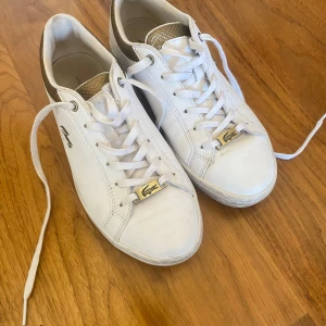 Lacoste sneakers - Lite creasade fram men annars bra skick :) skicka gärna prisförslag