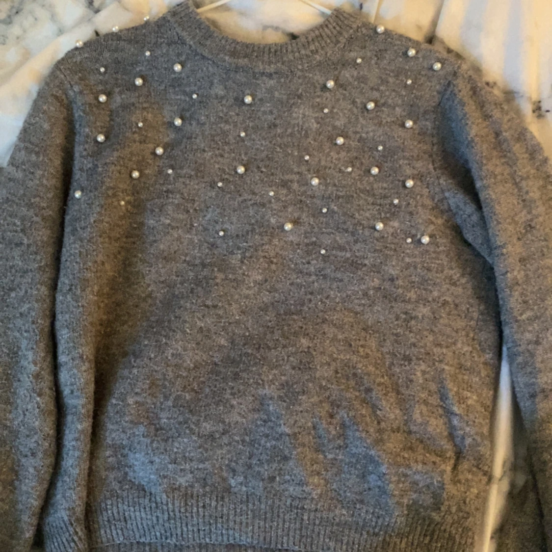 Grå stickad tröja med pärlor  - 4