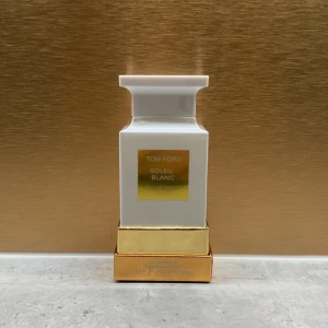 Tom Ford Soleil Blanc EdP 100ml - Lyxig parfym från Tom Ford, Soleil Blanc, i en stilren vit flaska med guldiga detaljer och etikett. Flaskan rymmer 100 ml och kommer i en exklusiv guldig förpackning. Doften är känd för sina soliga, varma och sensuella toner.