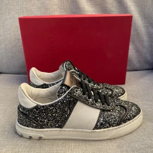 Valentino flycrew  - Hej! Säljer nu dessa sjukt snygga flycrew skor. Skorna är i fint skick!Har ett begränsat antal boxar och dustbag! Hör gärna av dig vid frågor 