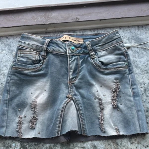 Jeanskjol -  Säljer en jättesnygg jeans kjol har klippt den själv den är väldigt låg midja och i storlek XS den är så snygg 