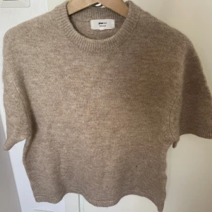Beige stickad tröja från Gina Tricot - Säljer en beige stickad tröja från Gina Tricot i storlek S. Tröjan har korta ärmar, rund hals och är gjord i en mjuk ullblandning. Perfekt för dig som gillar en enkel och clean look🤎🤎Använd 1 gång!!!