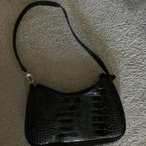 Svart Axel väska  - Använd Max 2 gånger, köpt från Ginatricot, skriv gärna prisförslag!