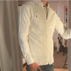 Ralph Lauren skjorta - Tja säljer en Ralph lauren skjorta i färgen vit och i storlek S. Nypris 1595 KR mitt pris 299 KR. Inga defekter som hål eller fläckar. Skriv vid frågor eller funderingar.