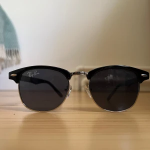 Snygga solglasögon - Säljer mina svarta solglasögon, nästan aldrig använda, pris kan gå ner vid köp