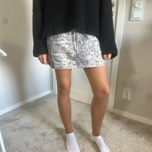 Grå jeanskjol med ormmönster - Snygg grå kortkjol med coolt ormmönster i olika grå toner. Jättesnygg🥰🥰