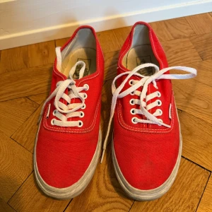 Röda Vans sneakers strl 39 - Säljer ett par röda klassiska Vans sneakers. Strl 39