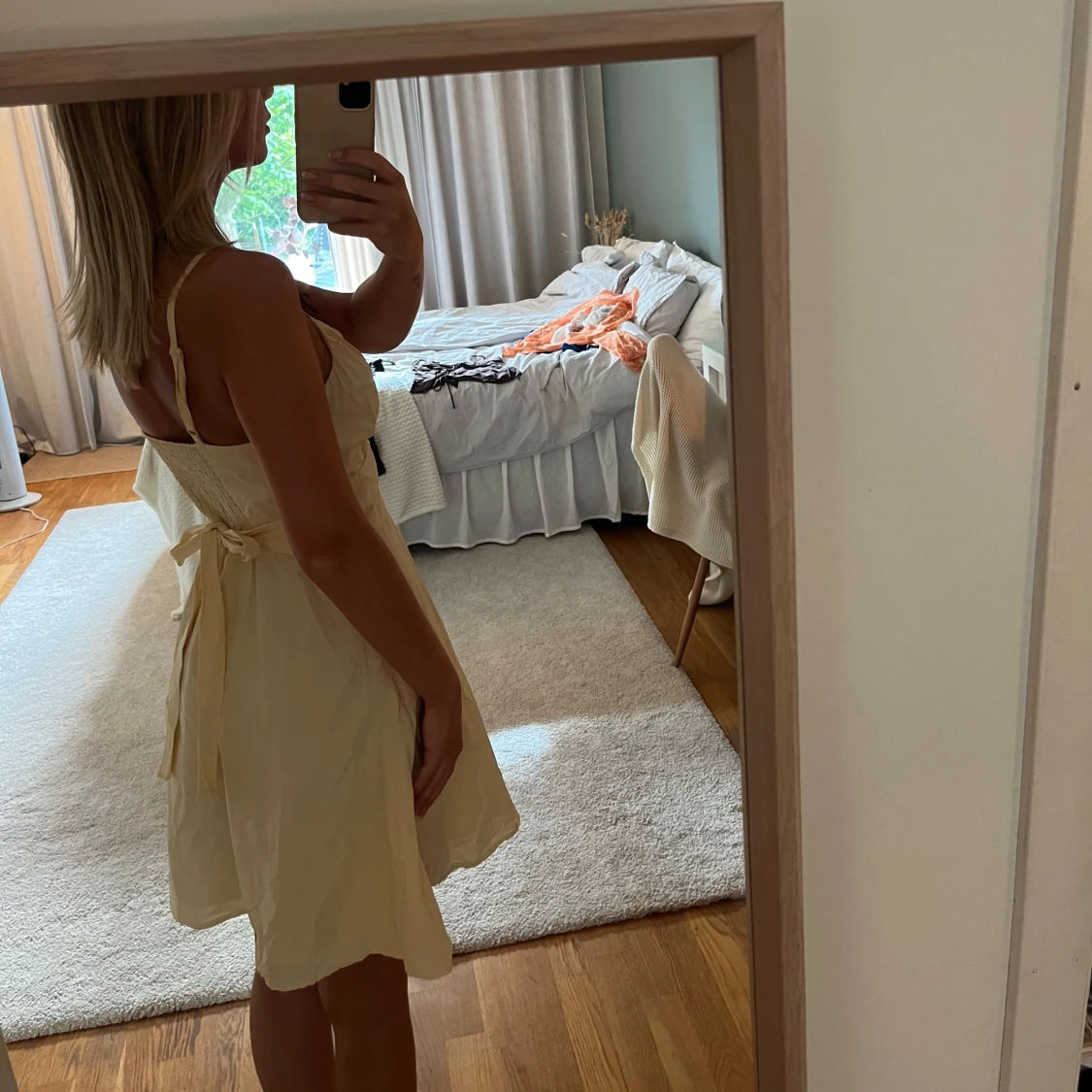 Ljusgul kort klänning med omlott och knyt - 1