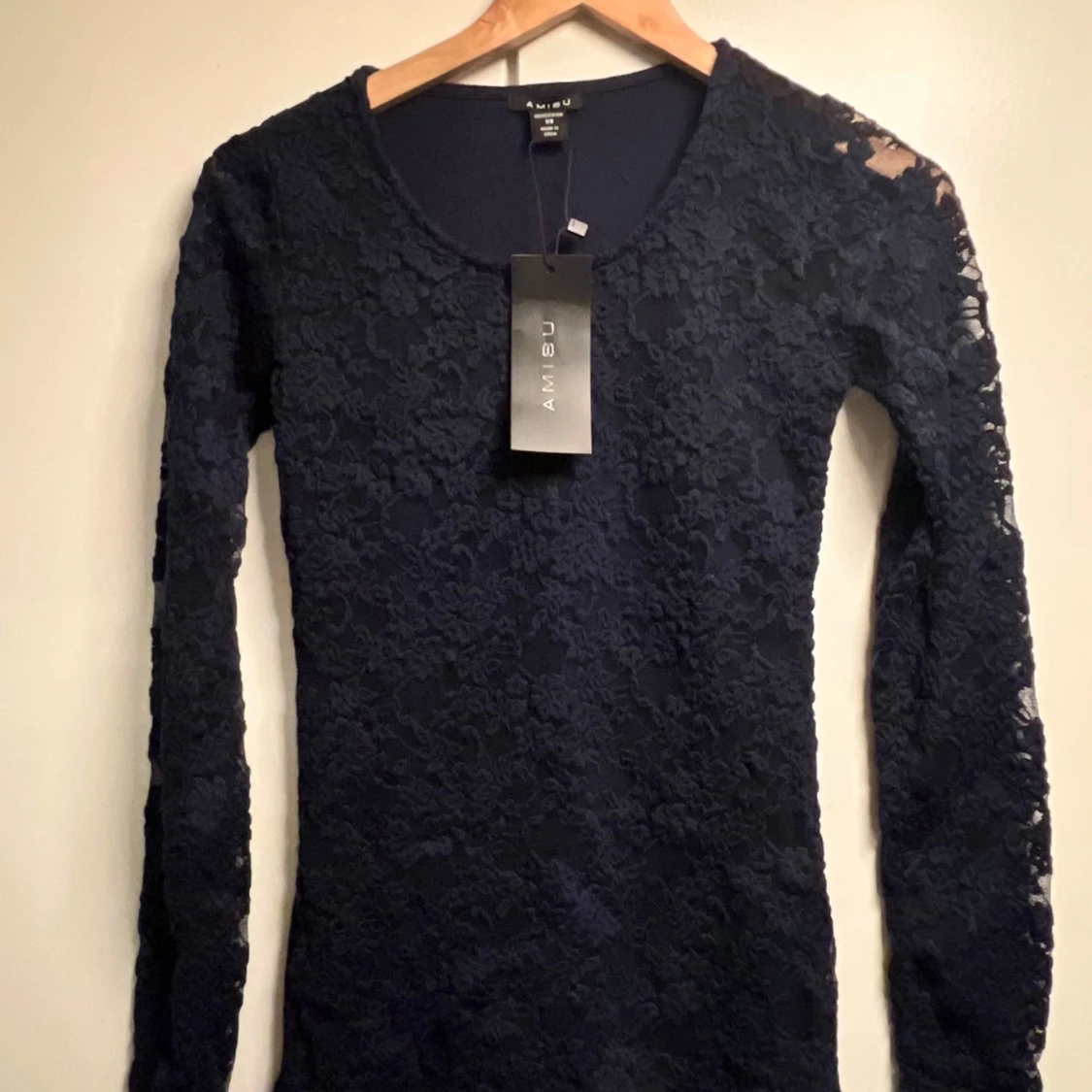 Marinblå spetsklänning från Amisu XS