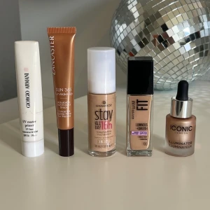 5-pack kit bundle bas smink : primer, foundation, highlighter - Säljer ett kit med sminkprodukter som är alla nästan helt fyllda: Giorgio Armani UV master primer med SPF 30, Lancaster Sun 365 bronzerdroppar, Essence Stay All Day 16h foundation i färgen Soft Creme som är perfekt för en ljus beige hud , Maybelline Fit Me Luminous+Smooth foundation med SPF 18 i färgen Buff Beige som är perfekt för en lite mörkare oliv typ av hud, och Iconic London Illuminator highlighter som har champagne färg. Kitet är perfekt för dig som vill ha en återfuktad och glowig bas. 
