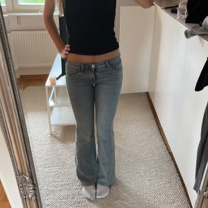 Lågmidjade jeans - Supersnygga😍😍Använd få antal gånger så i toppskick, innerbenslängd ca 80💓