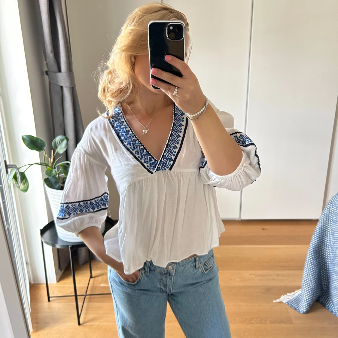 Blus med blå broderi  - 1