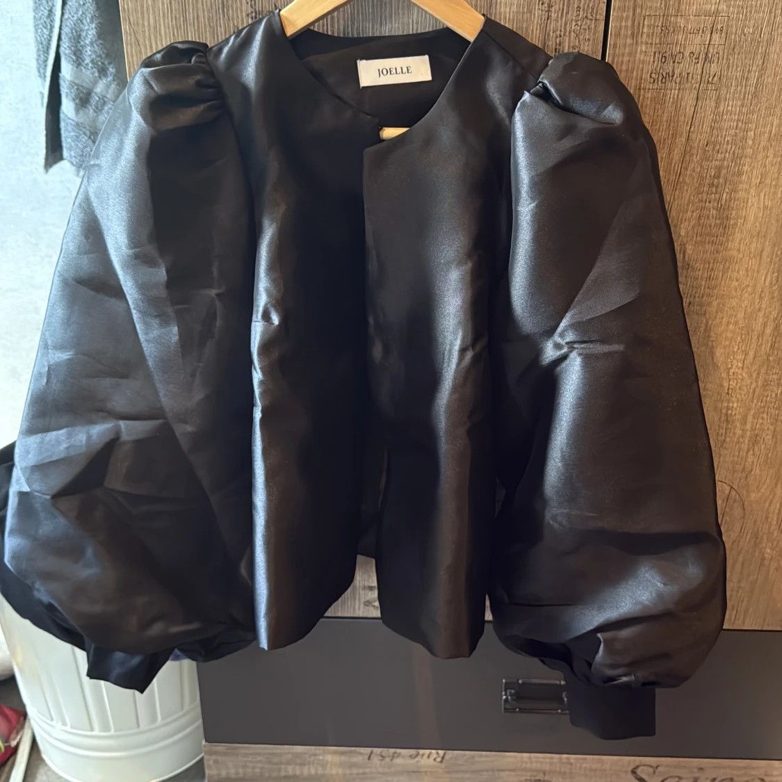 Svart puff ärm tröja 