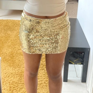 Guldig paljettkjol i kort modell - Säljer en glittrig guldig minikjol täckt med paljetter⭐️