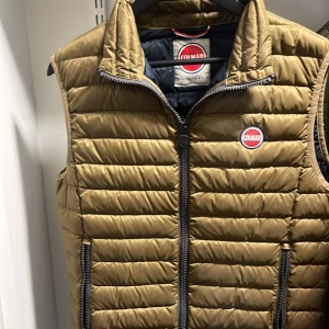 Colmar väst - En fin väst från colmar, bara använt nån gång så den är i mycket bra skick. Två fickor med dragkedja på västen, finns även en innerficka. Priset är inte hugget i sten, Skriv vid frågor!