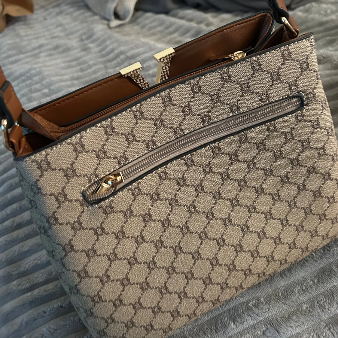 Beige axelväska med V-detalj - 1